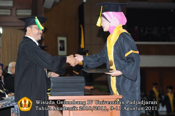 wisuda-fikom-oleh-dekan-117