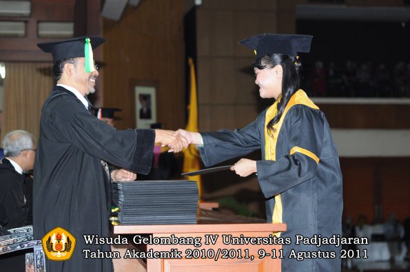 wisuda-fikom-oleh-dekan-118