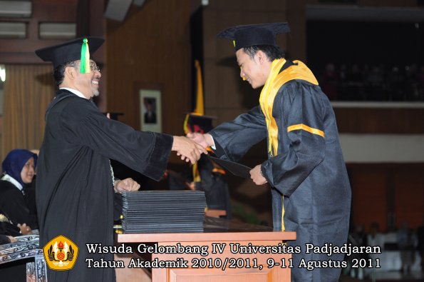 wisuda-fikom-oleh-dekan-121