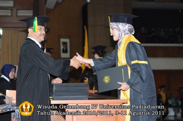 wisuda-fikom-oleh-dekan-124