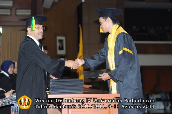 wisuda-fikom-oleh-dekan-125