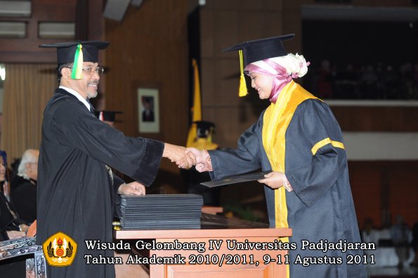 wisuda-fikom-oleh-dekan-127