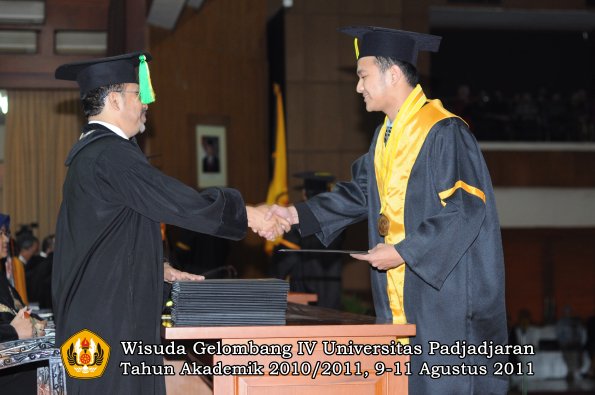 wisuda-fikom-oleh-dekan-129