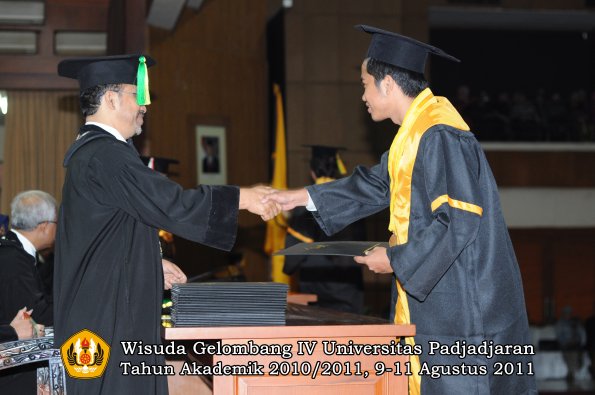 wisuda-fikom-oleh-dekan-131