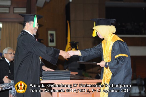 wisuda-fikom-oleh-dekan-134