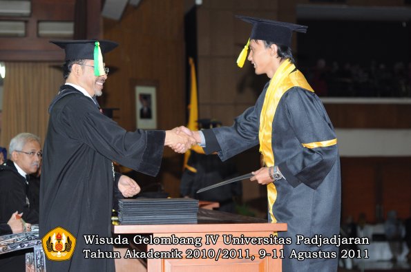 wisuda-fikom-oleh-dekan-135