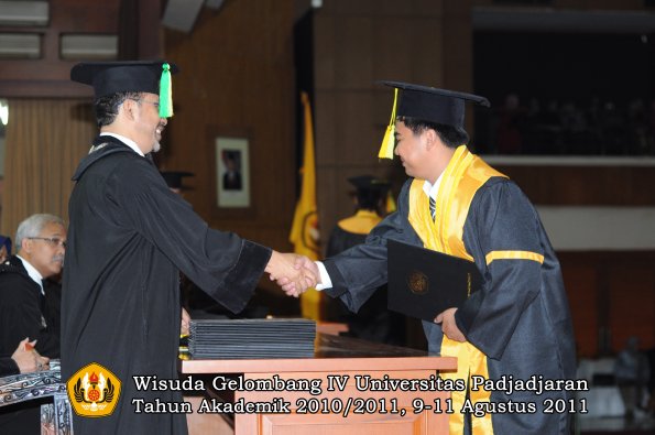 wisuda-fikom-oleh-dekan-136