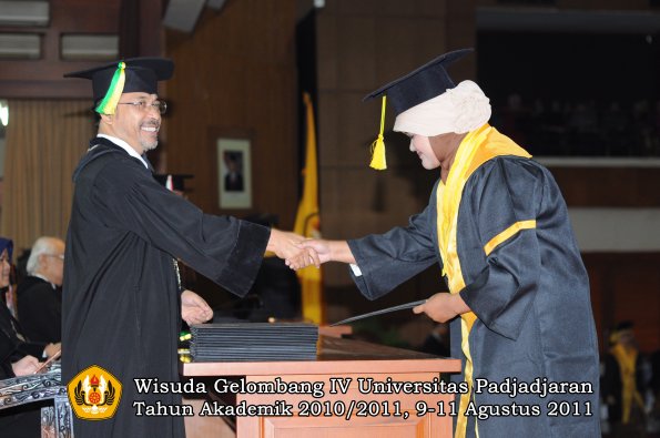 wisuda-fikom-oleh-dekan-137