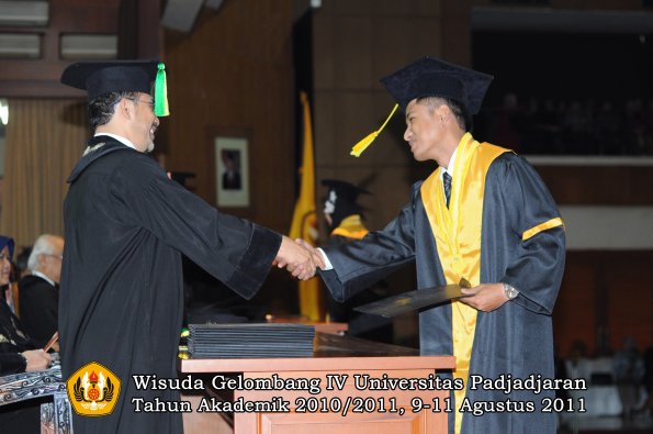 wisuda-fikom-oleh-dekan-139