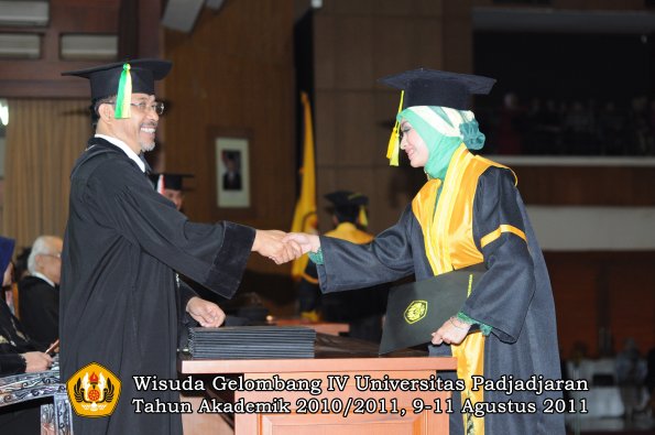 wisuda-fikom-oleh-dekan-140