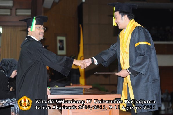 wisuda-fikom-oleh-dekan-142