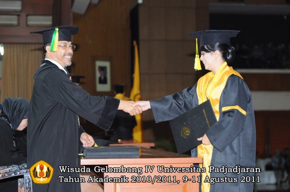 wisuda-fikom-oleh-dekan-143