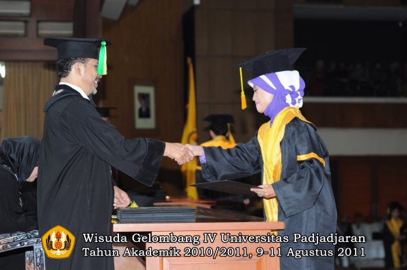 wisuda-fikom-oleh-dekan-144