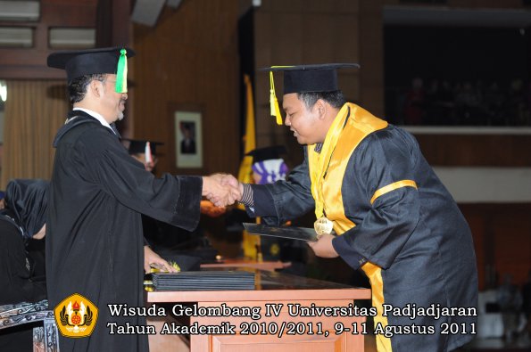 wisuda-fikom-oleh-dekan-145