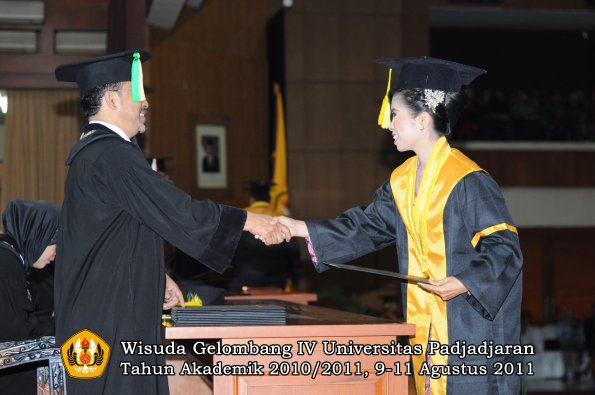 wisuda-fikom-oleh-dekan-146