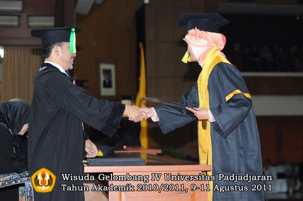 wisuda-fikom-oleh-dekan-149