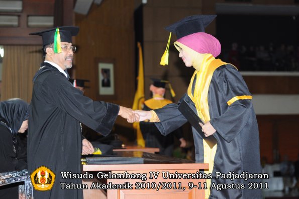 wisuda-fikom-oleh-dekan-150