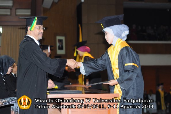 wisuda-fikom-oleh-dekan-151