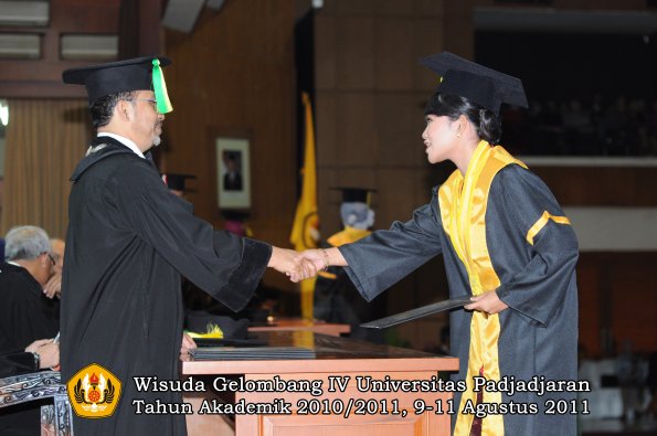 wisuda-fikom-oleh-dekan-152