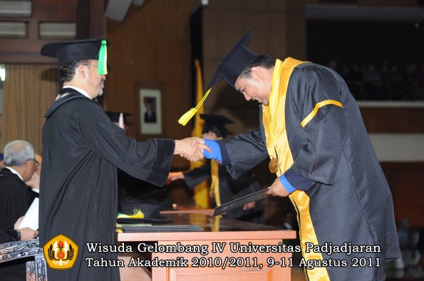 wisuda-fikom-oleh-dekan-153