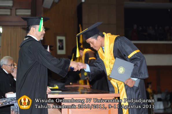 wisuda-fikom-oleh-dekan-154