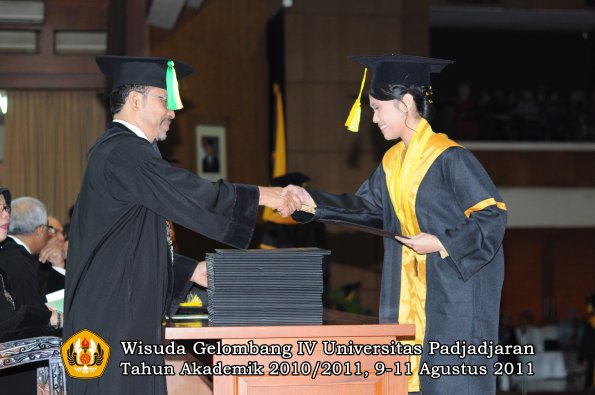 wisuda-fikom-oleh-dekan-156