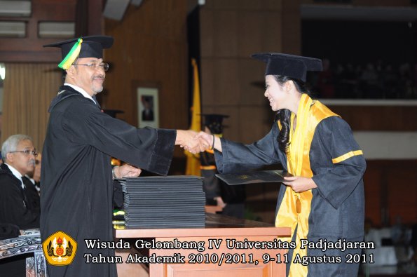 wisuda-fikom-oleh-dekan-157