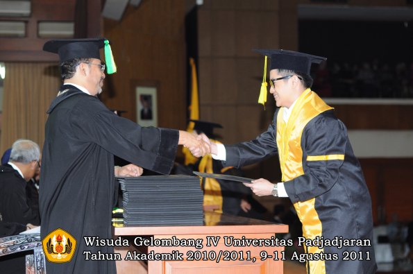 wisuda-fikom-oleh-dekan-158