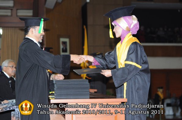 wisuda-fikom-oleh-dekan-163