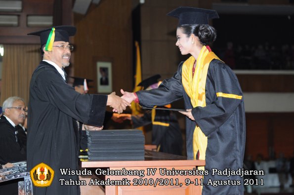 wisuda-fikom-oleh-dekan-164