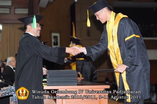 wisuda-fikom-oleh-dekan-166