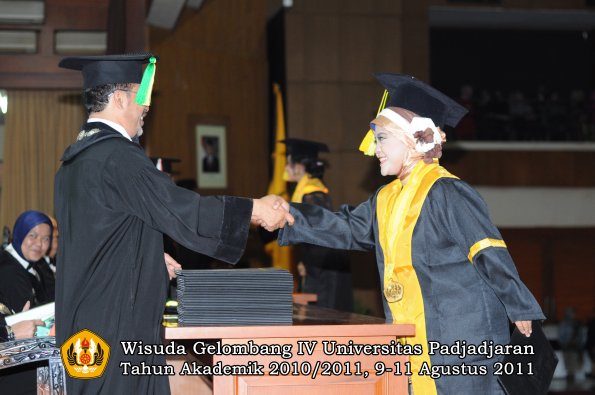 wisuda-fikom-oleh-dekan-168