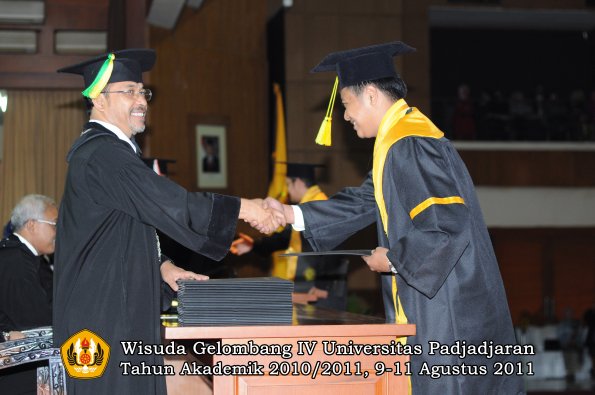 wisuda-fikom-oleh-dekan-174