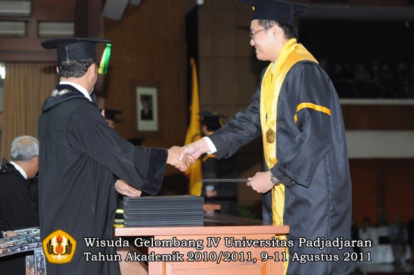 wisuda-fikom-oleh-dekan-175