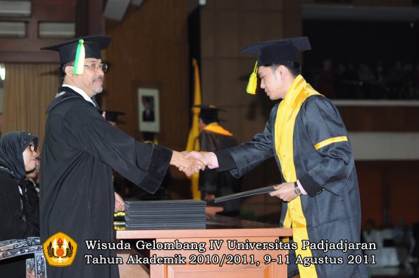 wisuda-fikom-oleh-dekan-177