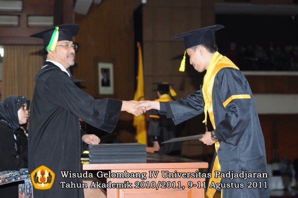 wisuda-fikom-oleh-dekan-178