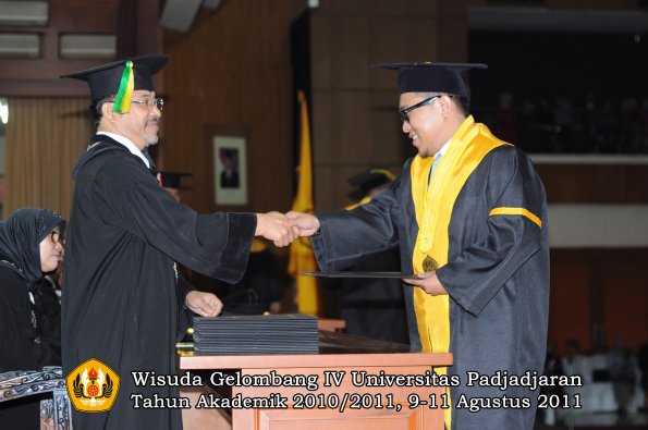 wisuda-fikom-oleh-dekan-180