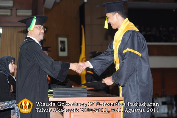 wisuda-fikom-oleh-dekan-183