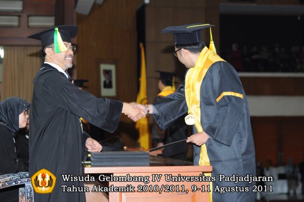 wisuda-fikom-oleh-dekan-184