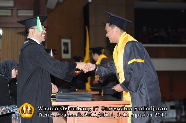 wisuda-fikom-oleh-dekan-185