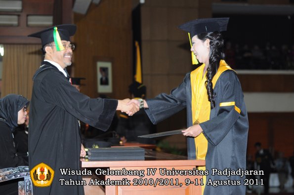 wisuda-fikom-oleh-dekan-186