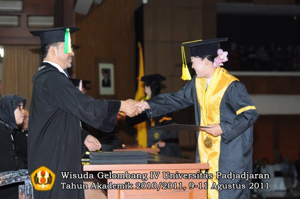 wisuda-fikom-oleh-dekan-187