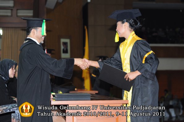 wisuda-fikom-oleh-dekan-188