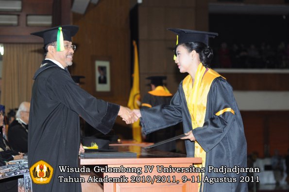 wisuda-fikom-oleh-dekan-195