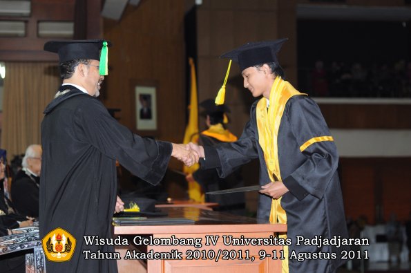 wisuda-fikom-oleh-dekan-197