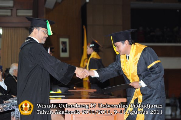 wisuda-fikom-oleh-dekan-199