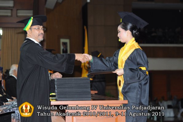 wisuda-fikom-oleh-dekan-201