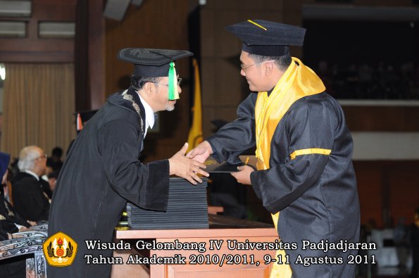 wisuda-fikom-oleh-dekan-202