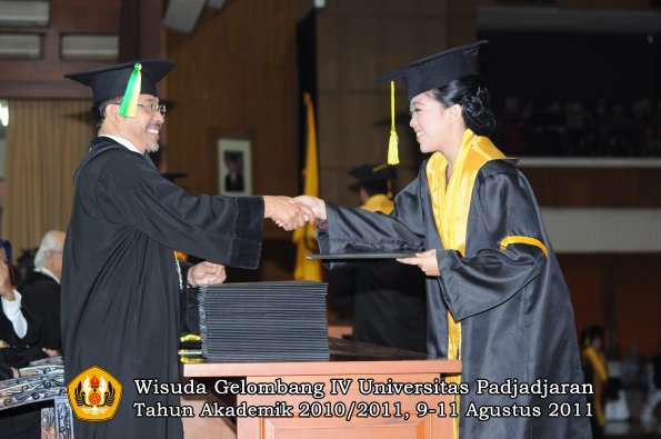 wisuda-fikom-oleh-dekan-203