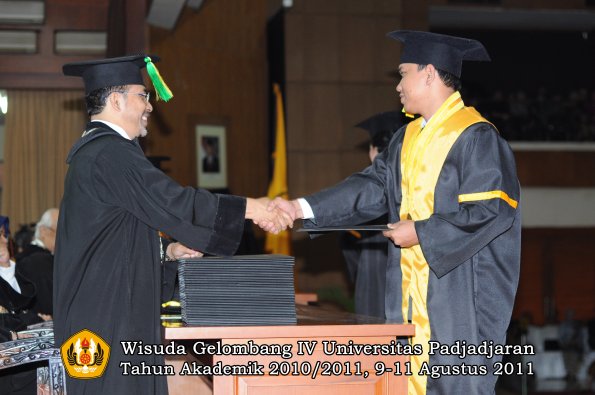 wisuda-fikom-oleh-dekan-204